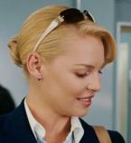Katherine Heigl wearing sunglasses in the movie The Ugly Truth