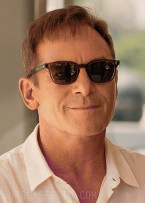 Jason Isaacs is wearing a pair of L.G.R Malabo Bold sunglasses in  The White Lotus Season 3.
