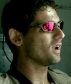 Eric Bana wears Oakley Juliet sunglasses in Black Hawk Down