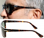 The special Phoenix Arrow on the Persol 3074 worn by George Clooney can clearly be seen in this photo. This arrow is a special version of the classic Persol arrow.