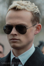 Anson Boon wears Ray-Ban RB3025 Aviator sunglasses in the series MobLand.