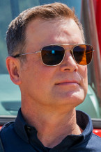 Peter Krause as Bobby wears Vuarnet VL1813 aviator sunglasses in the series 911.
