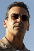 In the movie Top Gun: Maverick, Jon Hamm wears a pair of Ray-Ban RB3136 Caravan sunglasses.