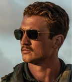 Miles Teller wears a pair of Ray-Ban RB3136 Caravan sunglasses in the movie Top Gun: Maverick.