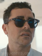 Dan Levy wears a pair of tortoise sunglasses in the series Big Mistakes.