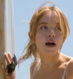 Sydney Sweeney wears sunglasses with a transparant frame in the movie Anyone But You.