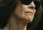 Laurie Metcalf wears Ray-Ban Jackie Oh II RB4098 sunglasses in the comedy series Big Mistakes.