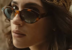 Adria Arjona wears Saint Laurent SL 567 sunglasses in the 2027 remake of The Thomas Crown Affair.