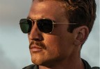 Miles Teller wears a pair of Ray-Ban RB3136 Caravan sunglasses in the movie Top Gun: Maverick.