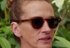 Julia Roberts wears a pair of Oliver Peoples Cary Grant Sun, in Ticket To Paradise.