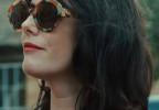 Kaya Scodelario wears colorful Tory Burch Eleanor TY7210U sunglasses in Season 2, Episode 2 of The Gentlemen.