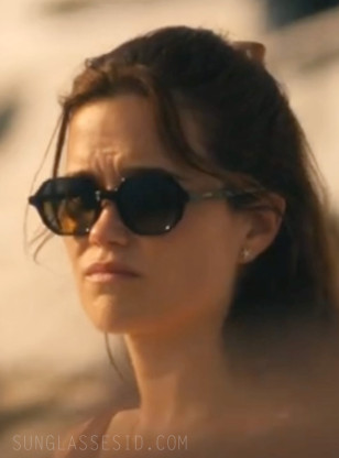 Sarah Catherine Hook wears L.G.R Zanzibar sunglasses in Episode 4 of The White Lotus Season 3.