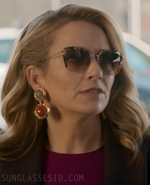 Becki Newton wears Miu Miu SMU 52Q sunglasses in Episode 5 of Season 4 of The Lincoln Lawyer.