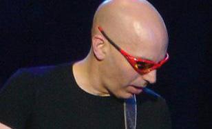 Joe Satriani live on February 4, 2005, wearing Oakley Straight Jacket Cannon Red