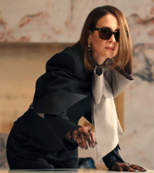 Sarah Paulson wears Oliver Peoples OV5564 Ollice sunglasses in All's Fair.