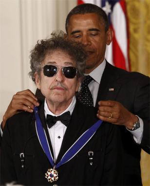 Bob Dylan wearing the RE Aviator sunglasses while receiveing the Medal of Freedo