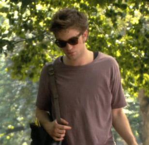 Robert Pattinson wearing Ray-Ban 2140 Wayfarer sunglasses in Remember Me
