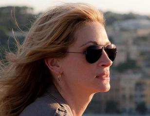 Julia Roberts wears Ray-Ban 3025 Aviator sunglasses in the film Eat, Pray, Love