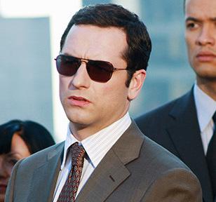 Matthew Rhys with Ray-Ban 3136 Caravan sunglasses in Brothers and Sisters