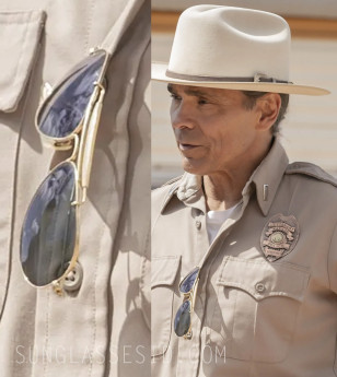 Here we can see the straight temples (Zahn McClarnon wearing Ray-Ban Outdoorsman sunglasses in Season 3 of Dark Winds) 