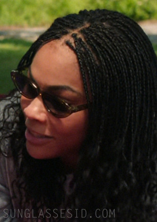 Bella Murphy wears SA106 green cat-eye sunglasses in the movie Roommates.