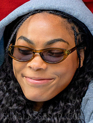 Bella Murphy wears SA106 green cat-eye sunglasses in the Netflix movie Roommates.