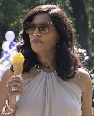 Sarita Choudhury wears Tom Ford Selby TF952 sunglasses in Episode 1 of Season 3 of the series And Just Like That
