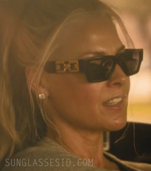 Ali Larter wears Versace VE4459 sunglasses in Landman (2024).