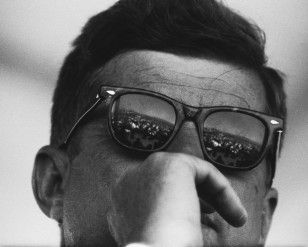 In the [hoto of JFK, the arrow-head shape of the rivets and tortoise frame of the AO glasses can clearly be seen.