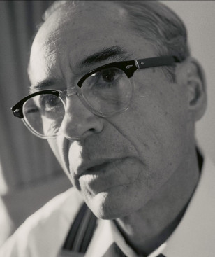 Robert Downey Jr. wears American Optical Times eyeglasses in the 2023 movie Oppenheimer.