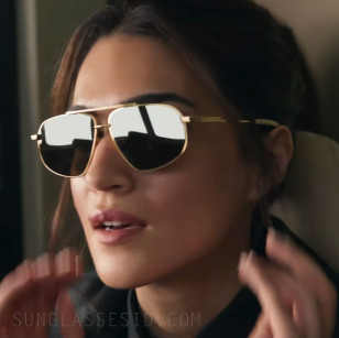 Kriti Sanon wears Bottega Veneta BV1194S sunglasses in the movie Crew.