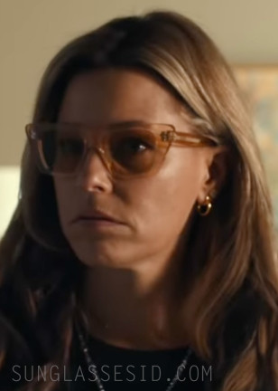 Elizabeth Banks wears Céline S187 sunglasses in the series The Better Sister.