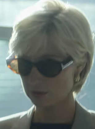 Here we can see that the Chimi sunglasses worn by Elizabeth Debicki as Diana in The Crown have a tortoise frame.