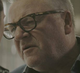 Ray Winstone wears tortoise eyeglasses in the 2021 movie Black Widow.