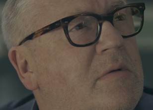 Ray Winstone as the villain Dreykov wears tortoise eyeglasses in Black Widow.