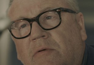 Ray Winstone as the villain Dreykov wears tortoise eyeglasses in Black Widow.