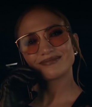 The sunglasses worn by Jennifer Lopez in Marry Me are net yet identified.