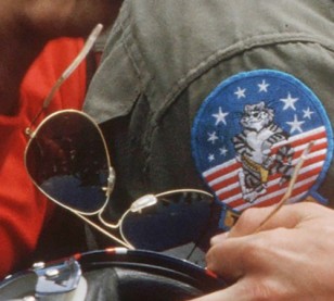 In this close up image from Top Gun 1, the glasses do seem to have a gold frame with transparant temple tips.