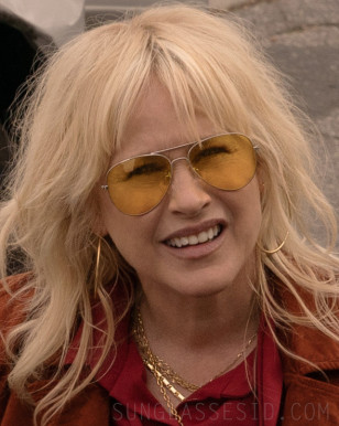 Patricia Arquette wears Ray-Ban RB3025 Aviator sunglasses in the series High Desert.
