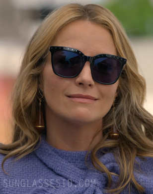 Becki Newton wears black sunglasses with crystals on the frame in Season 4 of The Lincoln Lawyer (2026).