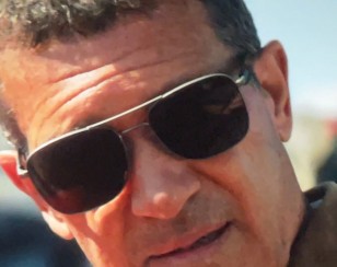 Antonio Banderas wears a pair of Bvlgari BV5050 sunglasses in Uncharted
