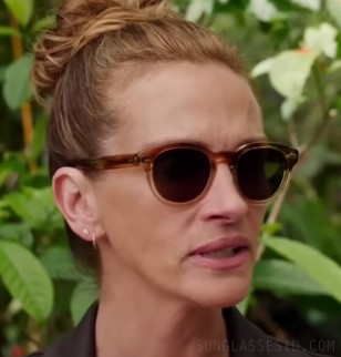 Julia Roberts wears a pair of Oliver Peoples Cary Grant Sun, in Ticket To Paradise.