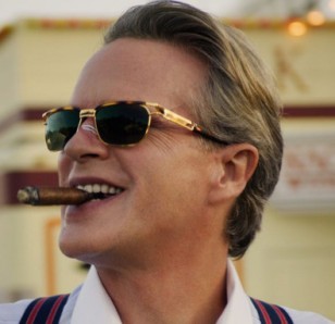 Cary Elwes is wearing a pair of vintage gold tortoise sunglasses in season 3, episode 6 of Stranger Things.